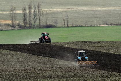Европа массово скупила российские тракторы и плуги