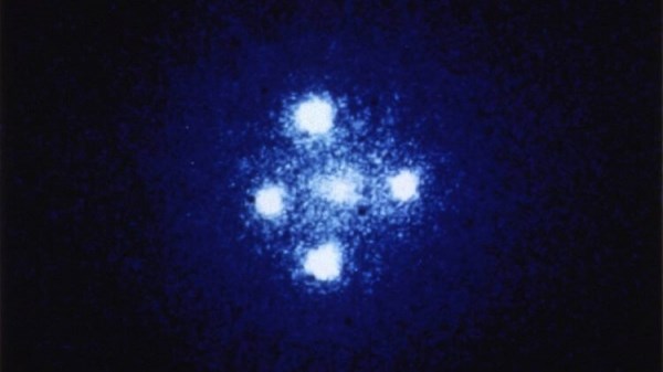 Обнаружены 12 странных квазаров или «крестов Эйнштейна»