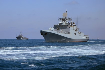 Российские боевые корабли провели массовые учения в Черном море