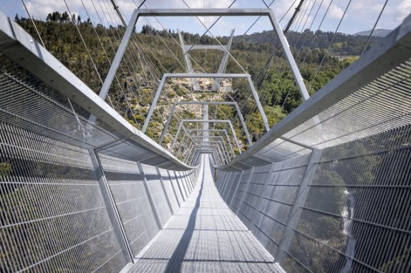 В Португалии открыли самый длинный подвесной мост в мире