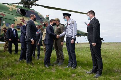 Зеленский прибыл в Донбасс с послами стран ЕС